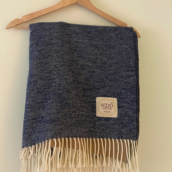 Beautiful Nido Notte Italia Scarf/Throw - Picture 2 of 3